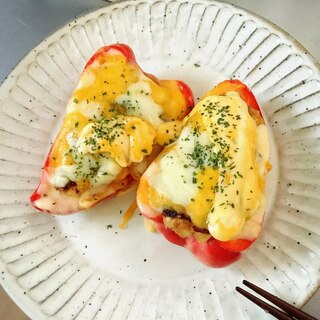 パプリカの肉詰め！キムチとチーズでおいしさ抜群◎